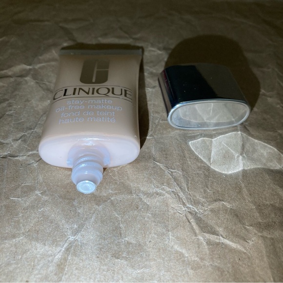 Clinique stay matte oil free makeup CN08 - Picture 2 of 4
